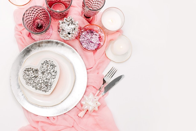 Kolacja przy świecach z talerzami